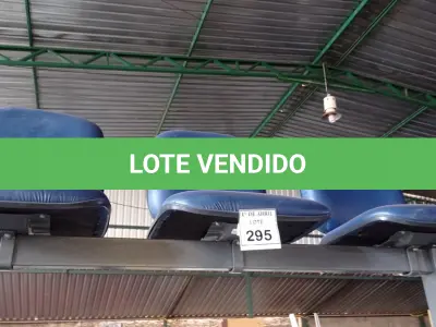 LOTE 295 - 01 LONGARINA 03 LUGARES. (NO ESTADO) ATENÇÃO! FAZER A VISITAÇÃO ANTES DE ARREMATAR, NÃO SABEMOS SE FUNCIONA. LEILÃO NÃO TEM GARANTIA E NEM DEVOLUÇÃO, SUJEITO A POSSÍVEIS AVARIAS VISÍVEIS/OCULTAS E/OU AUSÊNCIA DE COMPONENTES.