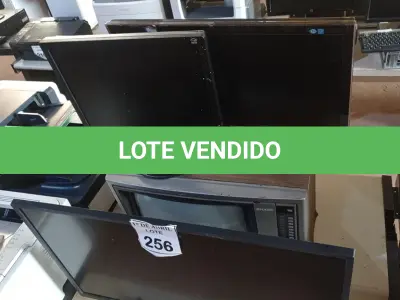 LOTE 256 - 01 TV ANTIGA E 03 MONITORES. (NO ESTADO) ATENÇÃO! FAZER A VISITAÇÃO ANTES DE ARREMATAR, NÃO SABEMOS SE FUNCIONA. LEILÃO NÃO TEM GARANTIA E NEM DEVOLUÇÃO, SUJEITO A POSSÍVEIS AVARIAS VISÍVEIS/OCULTAS E/OU AUSÊNCIA DE COMPONENTES.