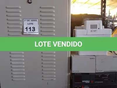 LOTE 113 - 01 BANCO PARA BATERIAS, 01 ESTABILIZADOR E 01 LUMINÁRIA DE EMERGÊNCIA. (NO ESTADO) ATENÇÃO! FAZER A VISITAÇÃO ANTES DE ARREMATAR, NÃO SABEMOS SE FUNCIONA. LEILÃO NÃO TEM GARANTIA E NEM DEVOLUÇÃO, SUJEITO A POSSÍVEIS AVARIAS VISÍVEIS/OCULTAS E/OU AUSÊNCIA DE COMPONENTES.