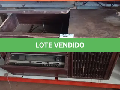 LOTE 080 - 01 RADIOLA ANTIGA MARCA PHILLIPS.  (NO ESTADO) ATENÇÃO! FAZER A VISITAÇÃO ANTES DE ARREMATAR, NÃO SABEMOS SE FUNCIONA. LEILÃO NÃO TEM GARANTIA E NEM DEVOLUÇÃO, SUJEITO A POSSÍVEIS AVARIAS VISÍVEIS/OCULTAS E/OU AUSÊNCIA DE COMPONENTES.