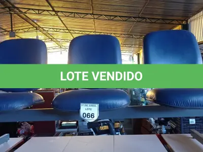 LOTE 066 - 01 LONGARINA 03 LUGARES. (NO ESTADO) ATENÇÃO! FAZER A VISITAÇÃO ANTES DE ARREMATAR, NÃO SABEMOS SE FUNCIONA. LEILÃO NÃO TEM GARANTIA E NEM DEVOLUÇÃO, SUJEITO A POSSÍVEIS AVARIAS VISÍVEIS/OCULTAS E/OU AUSÊNCIA DE COMPONENTES.