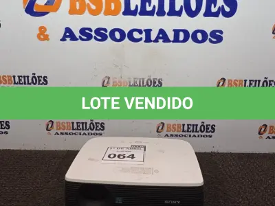 LOTE 064 - 01 PROJETOR SONY. (NO ESTADO) ATENÇÃO! FAZER A VISITAÇÃO ANTES DE ARREMATAR, NÃO SABEMOS SE FUNCIONA. LEILÃO NÃO TEM GARANTIA E NEM DEVOLUÇÃO, SUJEITO A POSSÍVEIS AVARIAS VISÍVEIS/OCULTAS E/OU AUSÊNCIA DE COMPONENTES.