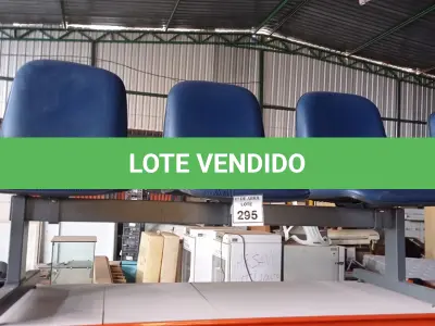 LOTE 295 - 01 LONGARINA 03 LUGARES. (NO ESTADO) ATENÇÃO! FAZER A VISITAÇÃO ANTES DE ARREMATAR, NÃO SABEMOS SE FUNCIONA. LEILÃO NÃO TEM GARANTIA E NEM DEVOLUÇÃO, SUJEITO A POSSÍVEIS AVARIAS VISÍVEIS/OCULTAS E/OU AUSÊNCIA DE COMPONENTES.