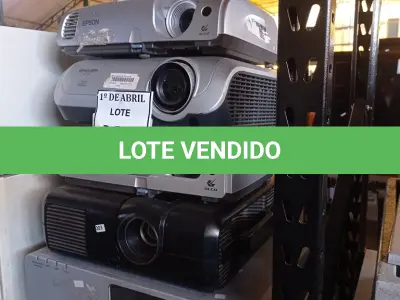 LOTE 081 -  05 PROJETORES DIVERSOS.  (NO ESTADO) ATENÇÃO! FAZER A VISITAÇÃO ANTES DE ARREMATAR, NÃO SABEMOS SE FUNCIONA. LEILÃO NÃO TEM GARANTIA E NEM DEVOLUÇÃO, SUJEITO A POSSÍVEIS AVARIAS VISÍVEIS/OCULTAS E/OU AUSÊNCIA DE COMPONENTES.