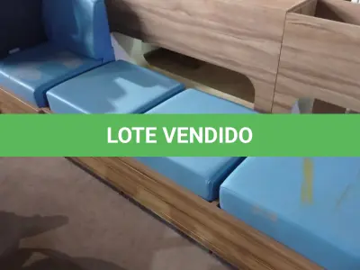 LOTE 367 - 01 BANCO EM MADEIRA COM 03 ACENTOS E 01 ARMÁRIO 02 PORTAS EM MADEIRA.  (NO ESTADO) ATENÇÃO! FAZER A VISITAÇÃO ANTES DE ARREMATAR, NÃO SABEMOS SE FUNCIONA. LEILÃO NÃO TEM GARANTIA E NEM DEVOLUÇÃO, SUJEITO A POSSÍVEIS AVARIAS VISÍVEIS/OCULTAS E/OU AUSÊNCIA DE COMPONENTES.
