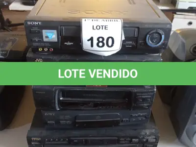 LOTE 180 - 01 LOTE COM VHS DIVERSOS. (NO ESTADO) ATENÇÃO! FAZER A VISITAÇÃO ANTES DE ARREMATAR, NÃO SABEMOS SE FUNCIONA. LEILÃO NÃO TEM GARANTIA E NEM DEVOLUÇÃO, SUJEITO A POSSÍVEIS AVARIAS VISÍVEIS/OCULTAS E/OU AUSÊNCIA DE COMPONENTES.