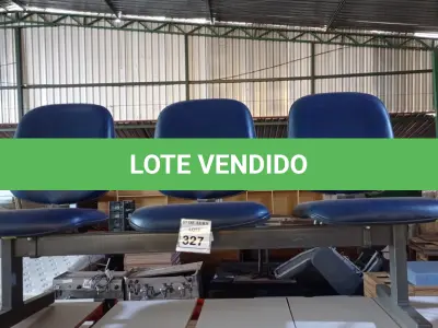LOTE 327 - 01 LONGARINA 03 LUGARES. (NO ESTADO) ATENÇÃO! FAZER A VISITAÇÃO ANTES DE ARREMATAR, NÃO SABEMOS SE FUNCIONA. LEILÃO NÃO TEM GARANTIA E NEM DEVOLUÇÃO, SUJEITO A POSSÍVEIS AVARIAS VISÍVEIS/OCULTAS E/OU AUSÊNCIA DE COMPONENTES.
