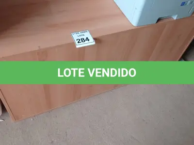 LOTE 284 - 01 RACK EM MADEIRA. (NO ESTADO) ATENÇÃO! FAZER A VISITAÇÃO ANTES DE ARREMATAR, NÃO SABEMOS SE FUNCIONA. LEILÃO NÃO TEM GARANTIA E NEM DEVOLUÇÃO, SUJEITO A POSSÍVEIS AVARIAS VISÍVEIS/OCULTAS E/OU AUSÊNCIA DE COMPONENTES.