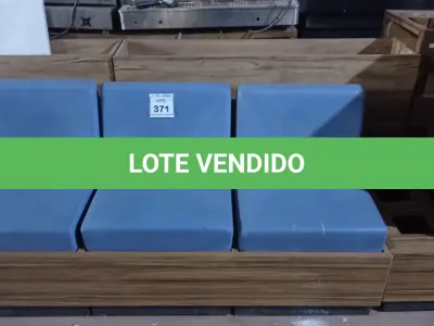 LOTE 371 - 01 BANCO EM MADEIRA COM 03 ACENTOS. (NO ESTADO) ATENÇÃO! FAZER A VISITAÇÃO ANTES DE ARREMATAR, NÃO SABEMOS SE FUNCIONA. LEILÃO NÃO TEM GARANTIA E NEM DEVOLUÇÃO, SUJEITO A POSSÍVEIS AVARIAS VISÍVEIS/OCULTAS E/OU AUSÊNCIA DE COMPONENTES.
