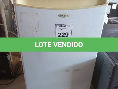 LOTE 229 - 01 FRIGOBAR GELOPAR. (NO ESTADO) ATENÇÃO! FAZER A VISITAÇÃO ANTES DE ARREMATAR, NÃO SABEMOS SE FUNCIONA. LEILÃO NÃO TEM GARANTIA E NEM DEVOLUÇÃO, SUJEITO A POSSÍVEIS AVARIAS VISÍVEIS/OCULTAS E/OU AUSÊNCIA DE COMPONENTES.