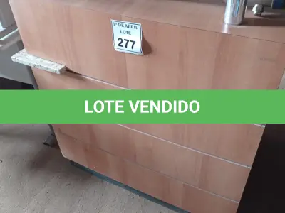 LOTE 277 - 01 MESA COM TAMPO EM GRANITO. (NO ESTADO) ATENÇÃO! FAZER A VISITAÇÃO ANTES DE ARREMATAR, NÃO SABEMOS SE FUNCIONA. LEILÃO NÃO TEM GARANTIA E NEM DEVOLUÇÃO, SUJEITO A POSSÍVEIS AVARIAS VISÍVEIS/OCULTAS E/OU AUSÊNCIA DE COMPONENTES.