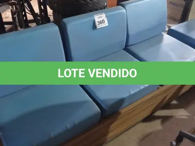 LOTE 360 - 01 BANCO EM MADEIRA COM 03 ACENTOS. (NO ESTADO) ATENÇÃO! FAZER A VISITAÇÃO ANTES DE ARREMATAR, NÃO SABEMOS SE FUNCIONA. LEILÃO NÃO TEM GARANTIA E NEM DEVOLUÇÃO, SUJEITO A POSSÍVEIS AVARIAS VISÍVEIS/OCULTAS E/OU AUSÊNCIA DE COMPONENTES.