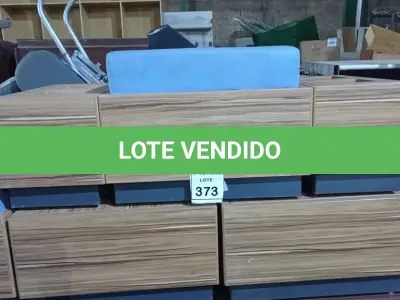 LOTE 373 - 01 BANCO EM MADEIRA COM 01 ACENTO (NO ESTADO) ATENÇÃO! FAZER A VISITAÇÃO ANTES DE ARREMATAR, NÃO SABEMOS SE FUNCIONA. LEILÃO NÃO TEM GARANTIA E NEM DEVOLUÇÃO, SUJEITO A POSSÍVEIS AVARIAS VISÍVEIS/OCULTAS E/OU AUSÊNCIA DE COMPONENTES.