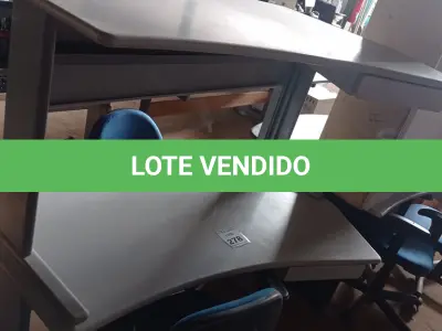 LOTE 278 - 02 MESAS COM GAVETA EM MADEIRA E 02 CADEIRAS DE ESCRITÓRIO. (NO ESTADO) ATENÇÃO! FAZER A VISITAÇÃO ANTES DE ARREMATAR, NÃO SABEMOS SE FUNCIONA. LEILÃO NÃO TEM GARANTIA E NEM DEVOLUÇÃO, SUJEITO A POSSÍVEIS AVARIAS VISÍVEIS/OCULTAS E/OU AUSÊNCIA DE COMPONENTES.