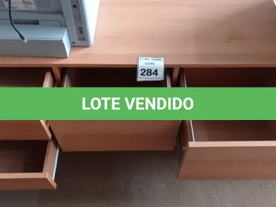 LOTE 284 - 01 RACK EM MADEIRA. (NO ESTADO) ATENÇÃO! FAZER A VISITAÇÃO ANTES DE ARREMATAR, NÃO SABEMOS SE FUNCIONA. LEILÃO NÃO TEM GARANTIA E NEM DEVOLUÇÃO, SUJEITO A POSSÍVEIS AVARIAS VISÍVEIS/OCULTAS E/OU AUSÊNCIA DE COMPONENTES.