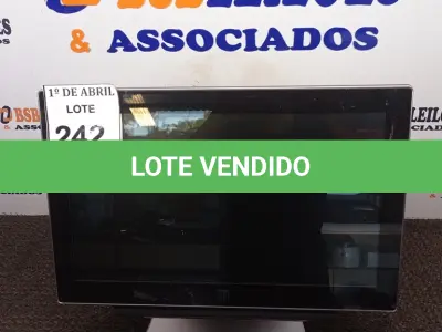 LOTE 242 - 01 ALL IN ONE ELO COM TECLADO. (NO ESTADO) ATENÇÃO! FAZER A VISITAÇÃO ANTES DE ARREMATAR, NÃO SABEMOS SE FUNCIONA. LEILÃO NÃO TEM GARANTIA E NEM DEVOLUÇÃO, SUJEITO A POSSÍVEIS AVARIAS VISÍVEIS/OCULTAS E/OU AUSÊNCIA DE COMPONENTES.