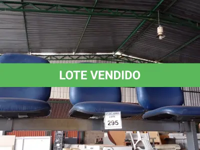 LOTE 295 - 01 LONGARINA 03 LUGARES. (NO ESTADO) ATENÇÃO! FAZER A VISITAÇÃO ANTES DE ARREMATAR, NÃO SABEMOS SE FUNCIONA. LEILÃO NÃO TEM GARANTIA E NEM DEVOLUÇÃO, SUJEITO A POSSÍVEIS AVARIAS VISÍVEIS/OCULTAS E/OU AUSÊNCIA DE COMPONENTES.