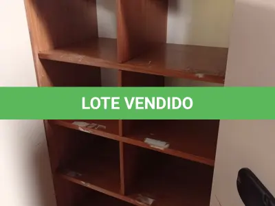 LOTE 626 - 01 ARMÁRIO EM MADEIRA COM 02 PORTAS 01 PRATELEIRA E NICHOS INTERNOS. (NO ESTADO) ATENÇÃO! FAZER A VISITAÇÃO ANTES DE ARREMATAR, NÃO SABEMOS SE FUNCIONA. LEILÃO NÃO TEM GARANTIA E NEM DEVOLUÇÃO, SUJEITO A POSSÍVEIS AVARIAS VISÍVEIS/OCULTAS E/OU AUSÊNCIA DE COMPONENTES.