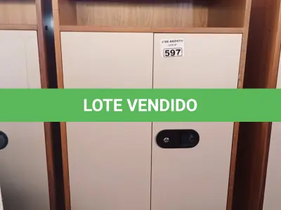 LOTE 597 - 01 ARMÁRIO EM MADEIRA COM 02 PORTAS E 04 PRATELEIRAS. (NO ESTADO) ATENÇÃO! FAZER A VISITAÇÃO ANTES DE ARREMATAR, NÃO SABEMOS SE FUNCIONA. LEILÃO NÃO TEM GARANTIA E NEM DEVOLUÇÃO, SUJEITO A POSSÍVEIS AVARIAS VISÍVEIS/OCULTAS E/OU AUSÊNCIA DE COMPONENTES.
