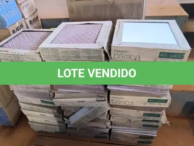 LOTE 031 - 34 CAIXAS COM REVESTIMENTO BRANCO 40 CM X 40CM APROXIMADAMENTE 72,80M²(NO ESTADO)