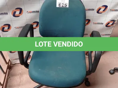 LOTE 625 - 01 CADEIRA DE ESCRITÓRIO COM BASE GIRATÓRIA NA COR VERDE E 01 GAVETEIRO EM MADEIRA COM 03 GAVETAS. (NO ESTADO) ATENÇÃO! FAZER A VISITAÇÃO ANTES DE ARREMATAR, NÃO SABEMOS SE FUNCIONA. LEILÃO NÃO TEM GARANTIA E NEM DEVOLUÇÃO, SUJEITO A POSSÍVEIS AVARIAS VISÍVEIS/OCULTAS E/OU AUSÊNCIA DE COMPONENTES.