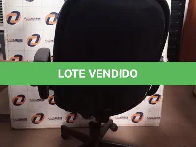 LOTE 593 -  01 CADEIRA DE ESCRITÓRIO COM BASE GIRATÓRIA NA COR VERDE. (NO ESTADO) ATENÇÃO! FAZER A VISITAÇÃO ANTES DE ARREMATAR, NÃO SABEMOS SE FUNCIONA. LEILÃO NÃO TEM GARANTIA E NEM DEVOLUÇÃO, SUJEITO A POSSÍVEIS AVARIAS VISÍVEIS/OCULTAS E/OU AUSÊNCIA DE COMPONENTES.
