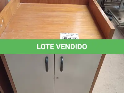 LOTE 613 - 01 ARMÁRIO BAIXO EM MADEIRA COM 02 PORTAS E 01 PRATELEIRA. (NO ESTADO) ATENÇÃO! FAZER A VISITAÇÃO ANTES DE ARREMATAR, NÃO SABEMOS SE FUNCIONA. LEILÃO NÃO TEM GARANTIA E NEM DEVOLUÇÃO, SUJEITO A POSSÍVEIS AVARIAS VISÍVEIS/OCULTAS E/OU AUSÊNCIA DE COMPONENTES.