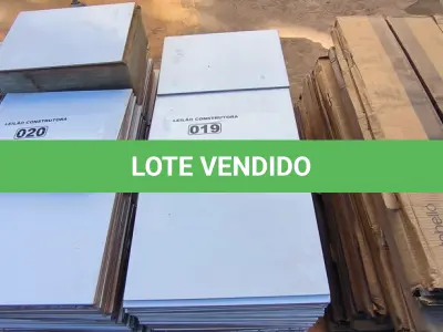 LOTE 019 - 01 LOTE COM REVESTIMENTO BRANCO 30CM X 40CM APROXIMADAMENTE 27,72M²(NO ESTADO)