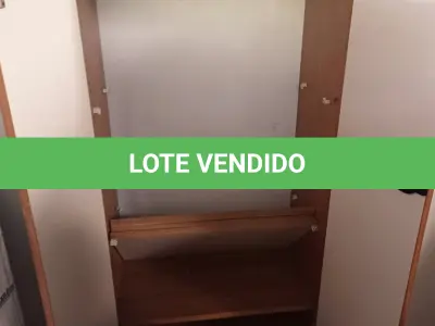 LOTE 597 - 01 ARMÁRIO EM MADEIRA COM 02 PORTAS E 04 PRATELEIRAS. (NO ESTADO) ATENÇÃO! FAZER A VISITAÇÃO ANTES DE ARREMATAR, NÃO SABEMOS SE FUNCIONA. LEILÃO NÃO TEM GARANTIA E NEM DEVOLUÇÃO, SUJEITO A POSSÍVEIS AVARIAS VISÍVEIS/OCULTAS E/OU AUSÊNCIA DE COMPONENTES.