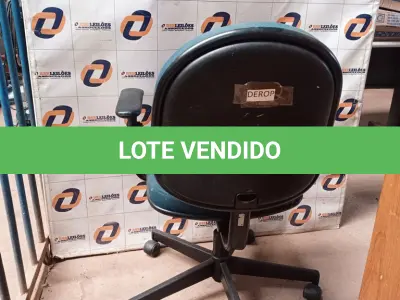 LOTE 616 - 01 CADEIRA DE ESCRITÓRIO COM BASE GIRATÓRIA NA COR VERDE. (NO ESTADO) ATENÇÃO! FAZER A VISITAÇÃO ANTES DE ARREMATAR, NÃO SABEMOS SE FUNCIONA. LEILÃO NÃO TEM GARANTIA E NEM DEVOLUÇÃO, SUJEITO A POSSÍVEIS AVARIAS VISÍVEIS/OCULTAS E/OU AUSÊNCIA DE COMPONENTES.