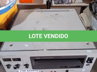 LOTE 529 - 01 VIDEOCASSETE RECORDER VD-5600 MARCA SONY.   (NO ESTADO) ATENÇÃO! FAZER A VISITAÇÃO ANTES DE ARREMATAR, NÃO SABEMOS SE FUNCIONA. LEILÃO NÃO TEM GARANTIA E NEM DEVOLUÇÃO, SUJEITO A POSSÍVEIS AVARIAS VISÍVEIS/OCULTAS E/OU AUSÊNCIA DE COMPONENTES.