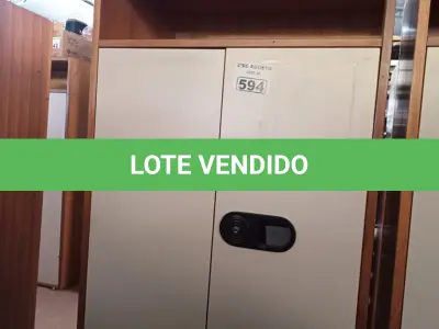 LOTE 594 - 01 ARMÁRIO EM MADEIRA COM 02 PORTAS E 03 PRATELEIRAS. (NO ESTADO) ATENÇÃO! FAZER A VISITAÇÃO ANTES DE ARREMATAR, NÃO SABEMOS SE FUNCIONA. LEILÃO NÃO TEM GARANTIA E NEM DEVOLUÇÃO, SUJEITO A POSSÍVEIS AVARIAS VISÍVEIS/OCULTAS E/OU AUSÊNCIA DE COMPONENTES.