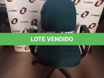 LOTE 596 -  01 CADEIRA DE ESCRITÓRIO COM BASE GIRATÓRIA NA COR VERDE. (NO ESTADO) ATENÇÃO! FAZER A VISITAÇÃO ANTES DE ARREMATAR, NÃO SABEMOS SE FUNCIONA. LEILÃO NÃO TEM GARANTIA E NEM DEVOLUÇÃO, SUJEITO A POSSÍVEIS AVARIAS VISÍVEIS/OCULTAS E/OU AUSÊNCIA DE COMPONENTES.
