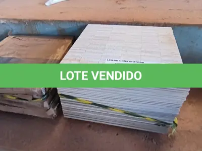 LOTE 043 - 01 LOTE COM PORCELANATO MOS BRERA OFF WHITER 60CM X 60CM E 05 CAIXAS DE PORCELANATO FULGET PALHA 60CM X 60CM APROXIMADAMENTE 44,00M²(7 CAIXAS /PÇ 5) (NO ESTADO)