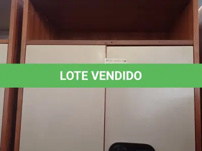 LOTE 586 - 01 ARMÁRIO EM MADEIRA COM 02 PORTAS E 04 PRATELEIRAS. (NO ESTADO) ATENÇÃO! FAZER A VISITAÇÃO ANTES DE ARREMATAR, NÃO SABEMOS SE FUNCIONA. LEILÃO NÃO TEM GARANTIA E NEM DEVOLUÇÃO, SUJEITO A POSSÍVEIS AVARIAS VISÍVEIS/OCULTAS E/OU AUSÊNCIA DE COMPONENTES.