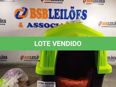 LOTE 637 - 01 CASINHA PARA PET COM COLCHÃO E 01 KIT DE BRINQUEDOS. (NO ESTADO) ATENÇÃO! FAZER A VISITAÇÃO ANTES DE ARREMATAR, NÃO SABEMOS SE FUNCIONA. LEILÃO NÃO TEM GARANTIA E NEM DEVOLUÇÃO, SUJEITO A POSSÍVEIS AVARIAS VISÍVEIS/OCULTAS E/OU AUSÊNCIA DE COMPONENTES.