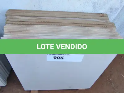 LOTE 005 - 15 CAIXAS DE PORCELANATO 90CM X 90CM APROXIMADAMENTE 24,30M² (NO ESTADO)