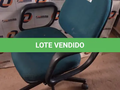 LOTE 591 -  01 CADEIRA DE ESCRITÓRIO COM BASE GIRATÓRIA NA COR VERDE. (NO ESTADO) ATENÇÃO! FAZER A VISITAÇÃO ANTES DE ARREMATAR, NÃO SABEMOS SE FUNCIONA. LEILÃO NÃO TEM GARANTIA E NEM DEVOLUÇÃO, SUJEITO A POSSÍVEIS AVARIAS VISÍVEIS/OCULTAS E/OU AUSÊNCIA DE COMPONENTES.