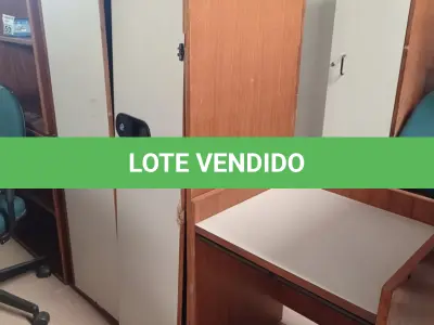 LOTE 609 - 01 ARMÁRIO EM MADEIRA COM 02 PORTAS E 04 PRATELEIRAS COM AVARIAS E 01 MESINHA BAIXA EM MADEIRA. (NO ESTADO) ATENÇÃO! FAZER A VISITAÇÃO ANTES DE ARREMATAR, NÃO SABEMOS SE FUNCIONA. LEILÃO NÃO TEM GARANTIA E NEM DEVOLUÇÃO, SUJEITO A POSSÍVEIS AVARIAS VISÍVEIS/OCULTAS E/OU AUSÊNCIA DE COMPONENTES.