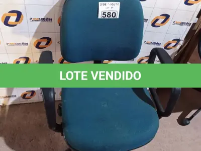 LOTE 580 -  01 CADEIRA DE ESCRITÓRIO COM BASE GIRATÓRIA NA COR VERDE. (NO ESTADO) ATENÇÃO! FAZER A VISITAÇÃO ANTES DE ARREMATAR, NÃO SABEMOS SE FUNCIONA. LEILÃO NÃO TEM GARANTIA E NEM DEVOLUÇÃO, SUJEITO A POSSÍVEIS AVARIAS VISÍVEIS/OCULTAS E/OU AUSÊNCIA DE COMPONENTES.