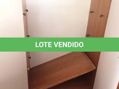 LOTE 590 - 01 ARMÁRIO EM MADEIRA COM 02 PORTAS E 04 PRATELEIRAS. (NO ESTADO) ATENÇÃO! FAZER A VISITAÇÃO ANTES DE ARREMATAR, NÃO SABEMOS SE FUNCIONA. LEILÃO NÃO TEM GARANTIA E NEM DEVOLUÇÃO, SUJEITO A POSSÍVEIS AVARIAS VISÍVEIS/OCULTAS E/OU AUSÊNCIA DE COMPONENTES.