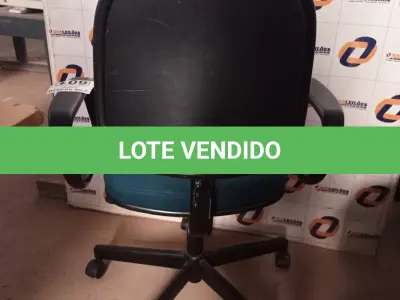 LOTE 601 -  01 CADEIRA DE ESCRITÓRIO COM BASE GIRATÓRIA NA COR VERDE. (NO ESTADO) ATENÇÃO! FAZER A VISITAÇÃO ANTES DE ARREMATAR, NÃO SABEMOS SE FUNCIONA. LEILÃO NÃO TEM GARANTIA E NEM DEVOLUÇÃO, SUJEITO A POSSÍVEIS AVARIAS VISÍVEIS/OCULTAS E/OU AUSÊNCIA DE COMPONENTES.