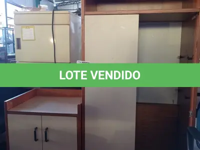 LOTE 653 - 01 ARMÁRIO EM MADEIRA COM AVARIAS E 01 ARMÁRIO BAIXO EM MADEIRA COM 02 PORTAS E 02 PRATELEIRAS. (NO ESTADO) ATENÇÃO! FAZER A VISITAÇÃO ANTES DE ARREMATAR, NÃO SABEMOS SE FUNCIONA. LEILÃO NÃO TEM GARANTIA E NEM DEVOLUÇÃO, SUJEITO A POSSÍVEIS AVARIAS VISÍVEIS/OCULTAS E/OU AUSÊNCIA DE COMPONENTES.