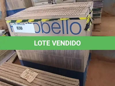 LOTE 030 - 17 CAIXAS DE PORCELANATO SUPER DECK IMBUIA CLARA 90CM X 90CM APROXIMADAMENTE 27,54M²(NO ESTADO)(NO ESTADO)