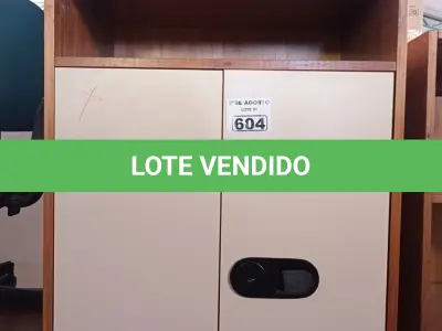 LOTE 604 - 01 ARMÁRIO EM MADEIRA COM 02 PORTAS E 04 PRATELEIRAS. (NO ESTADO) ATENÇÃO! FAZER A VISITAÇÃO ANTES DE ARREMATAR, NÃO SABEMOS SE FUNCIONA. LEILÃO NÃO TEM GARANTIA E NEM DEVOLUÇÃO, SUJEITO A POSSÍVEIS AVARIAS VISÍVEIS/OCULTAS E/OU AUSÊNCIA DE COMPONENTES.