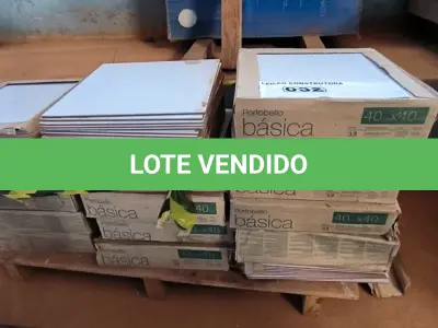 LOTE 032 - 16 CAIXAS COM REVESTIMENTO BRANCO 40CM X 40CM APROXIMADAMENTE 35,36M²(NO ESTADO)