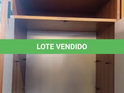 LOTE 574 - 01 ARMÁRIO EM MADEIRA COM 02 PORTAS E 01 PRATELEIRA. (NO ESTADO) ATENÇÃO! FAZER A VISITAÇÃO ANTES DE ARREMATAR, NÃO SABEMOS SE FUNCIONA. LEILÃO NÃO TEM GARANTIA E NEM DEVOLUÇÃO, SUJEITO A POSSÍVEIS AVARIAS VISÍVEIS/OCULTAS E/OU AUSÊNCIA DE COMPONENTES.