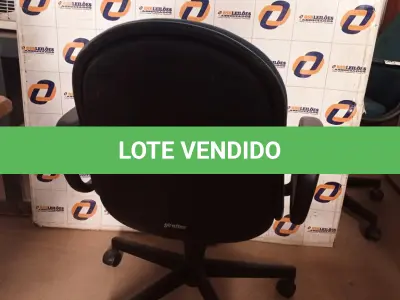 LOTE 599 -  01 CADEIRA DE ESCRITÓRIO COM BASE GIRATÓRIA NA COR VERDE. (NO ESTADO) ATENÇÃO! FAZER A VISITAÇÃO ANTES DE ARREMATAR, NÃO SABEMOS SE FUNCIONA. LEILÃO NÃO TEM GARANTIA E NEM DEVOLUÇÃO, SUJEITO A POSSÍVEIS AVARIAS VISÍVEIS/OCULTAS E/OU AUSÊNCIA DE COMPONENTES.