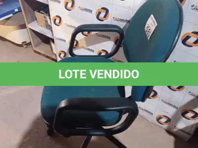 LOTE 580 -  01 CADEIRA DE ESCRITÓRIO COM BASE GIRATÓRIA NA COR VERDE. (NO ESTADO) ATENÇÃO! FAZER A VISITAÇÃO ANTES DE ARREMATAR, NÃO SABEMOS SE FUNCIONA. LEILÃO NÃO TEM GARANTIA E NEM DEVOLUÇÃO, SUJEITO A POSSÍVEIS AVARIAS VISÍVEIS/OCULTAS E/OU AUSÊNCIA DE COMPONENTES.