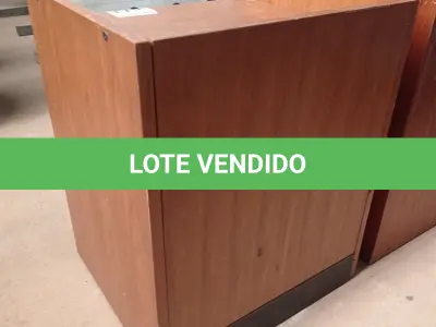LOTE 613 - 01 ARMÁRIO BAIXO EM MADEIRA COM 02 PORTAS E 01 PRATELEIRA. (NO ESTADO) ATENÇÃO! FAZER A VISITAÇÃO ANTES DE ARREMATAR, NÃO SABEMOS SE FUNCIONA. LEILÃO NÃO TEM GARANTIA E NEM DEVOLUÇÃO, SUJEITO A POSSÍVEIS AVARIAS VISÍVEIS/OCULTAS E/OU AUSÊNCIA DE COMPONENTES.